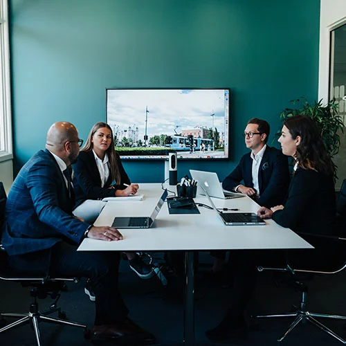 dreamwork-bemanning-hvordan-jobber-dreamwork-talents Ansatte i Dreamwork sitter på en møterom og diskuterer