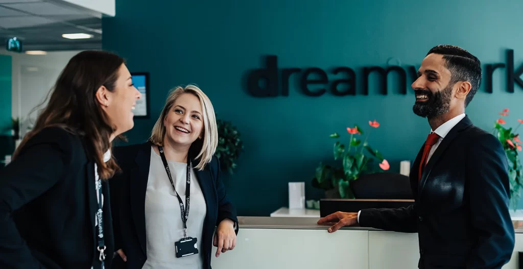 dreamwork ansatte, Alexandra, Said og Cecilie, diskuterer hvordan de skal rekruttere de beste hodene innen IT