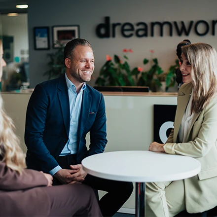 To ansatte rekrutterere i Dreamwork snakker om jobbsøking og jobbsøkere